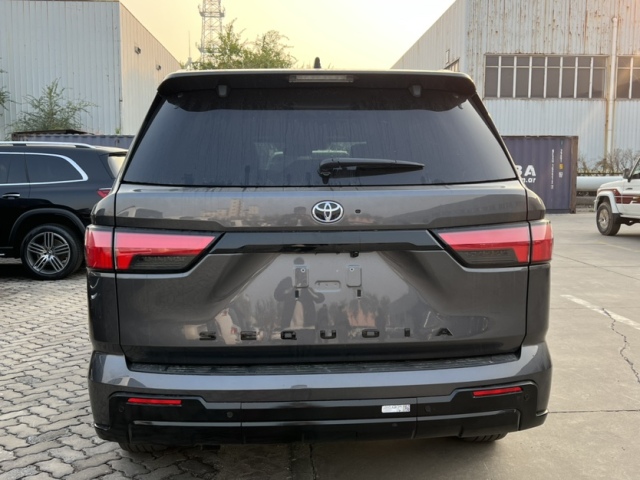2024款丰田红杉加版3.5T 灰车黑内现车